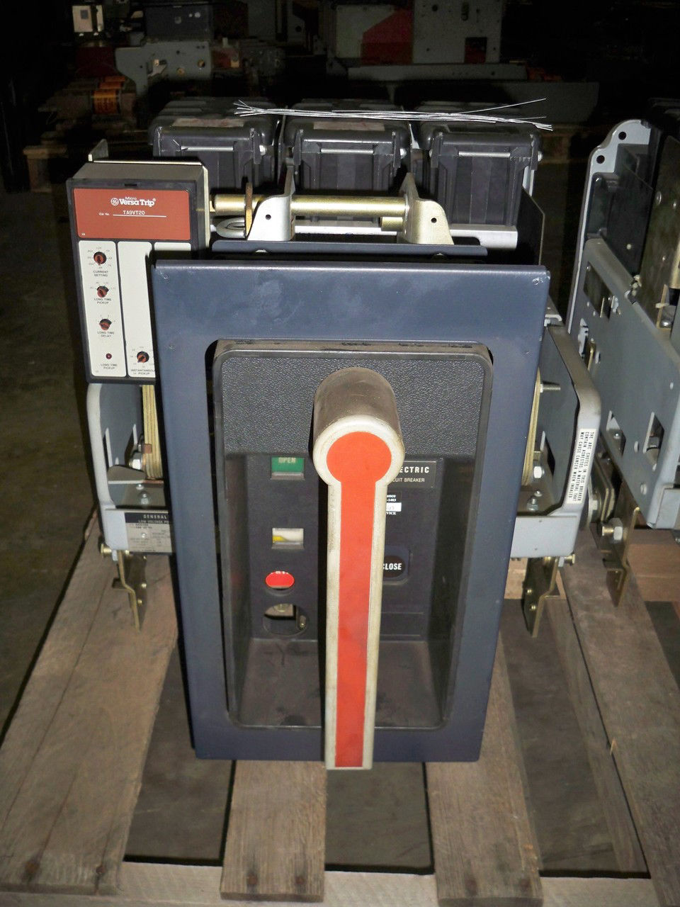 Picture of AKR-6D-50 GE Air Breaker 1600A Frame 600V MO/DO LI