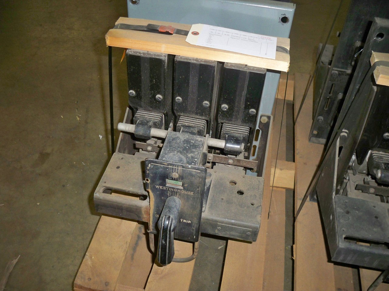 Picture of DB-25 Westinghouse 600A 600V MO/Stationary Air Breaker