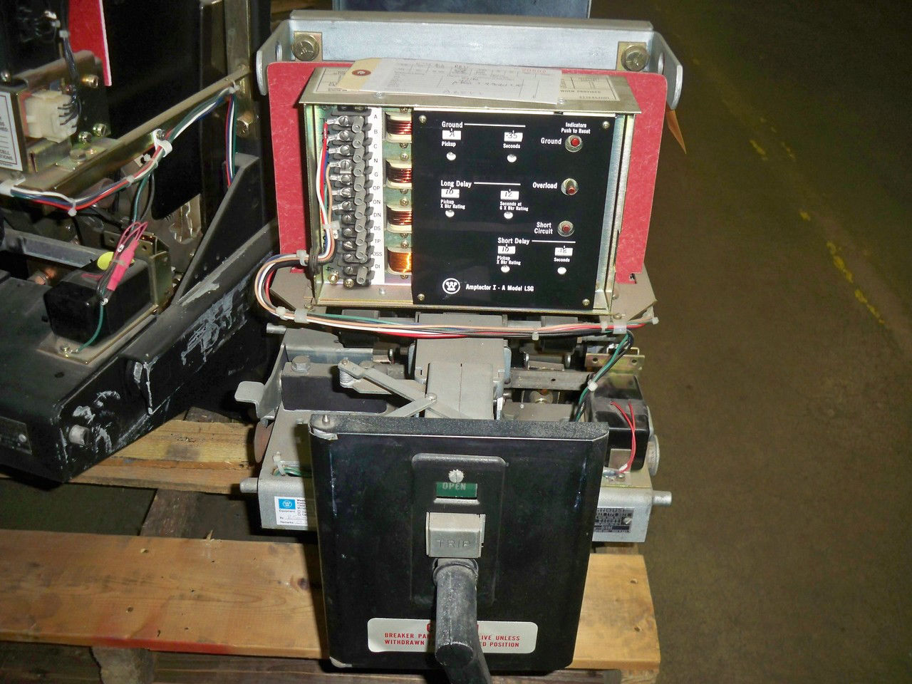 Picture of DB-25 Westinghouse Air Circuit Breaker 600A 600V MO/DO LSG