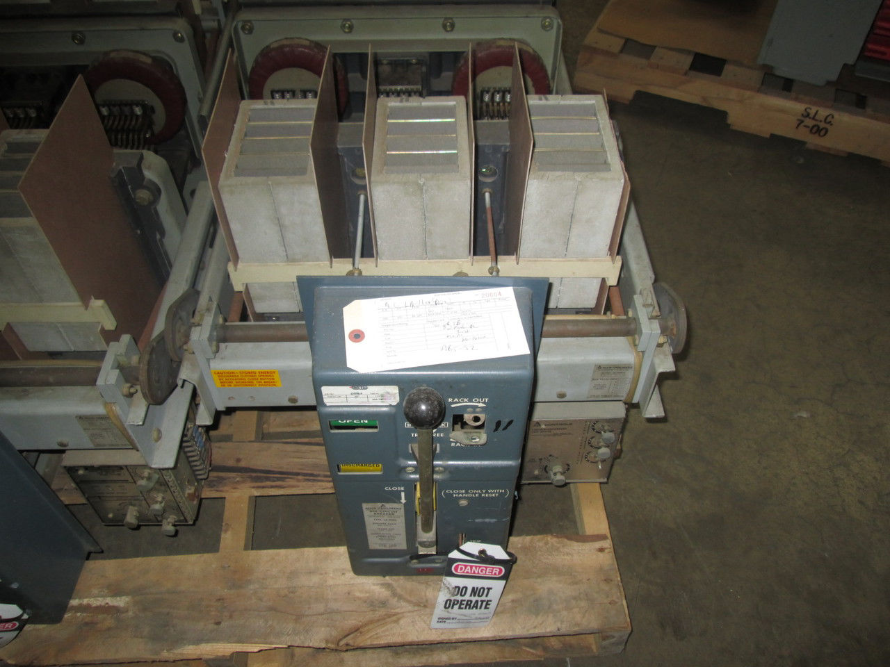 Picture of LA-1600 Allis-Chalmers 1600A 600V Air Circuit Breaker MO/DO *Broken Insulators*