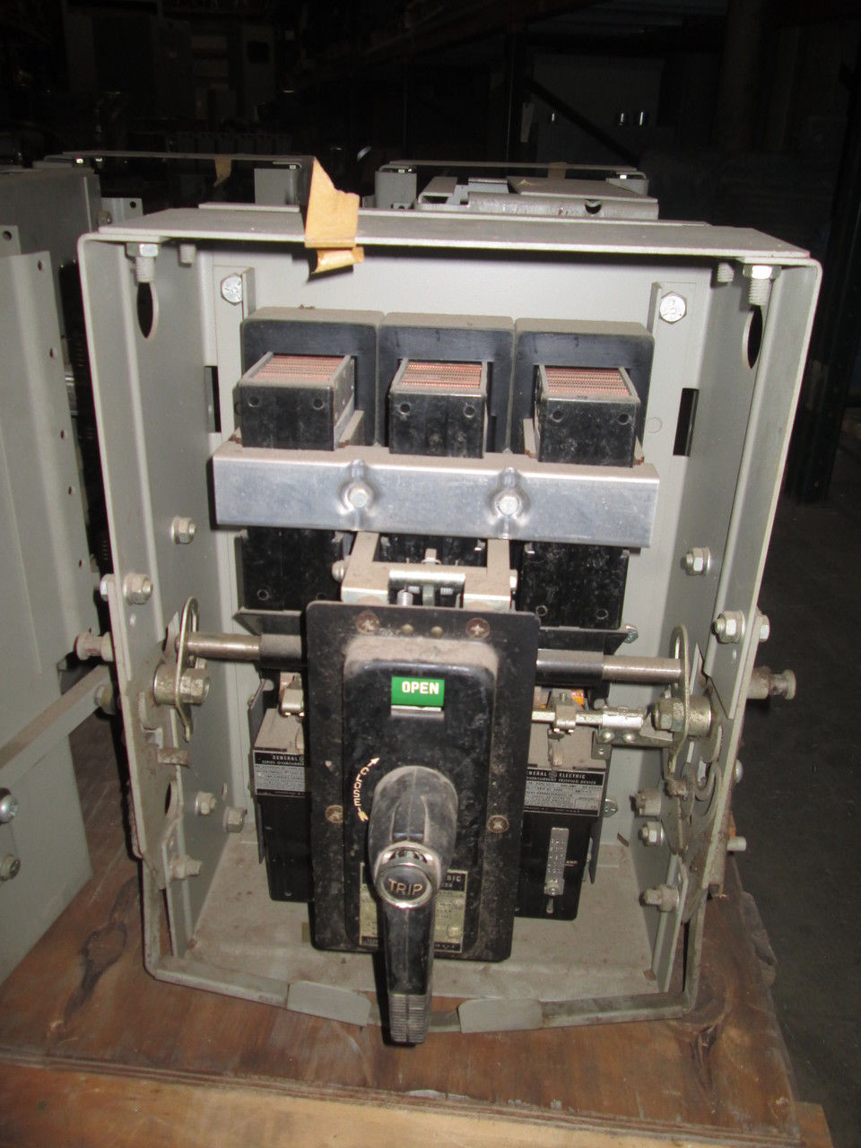 Picture of AK-1-25-6 GE 600A Frame 400A Rated 600V MO/DO Air Circuit Breaker