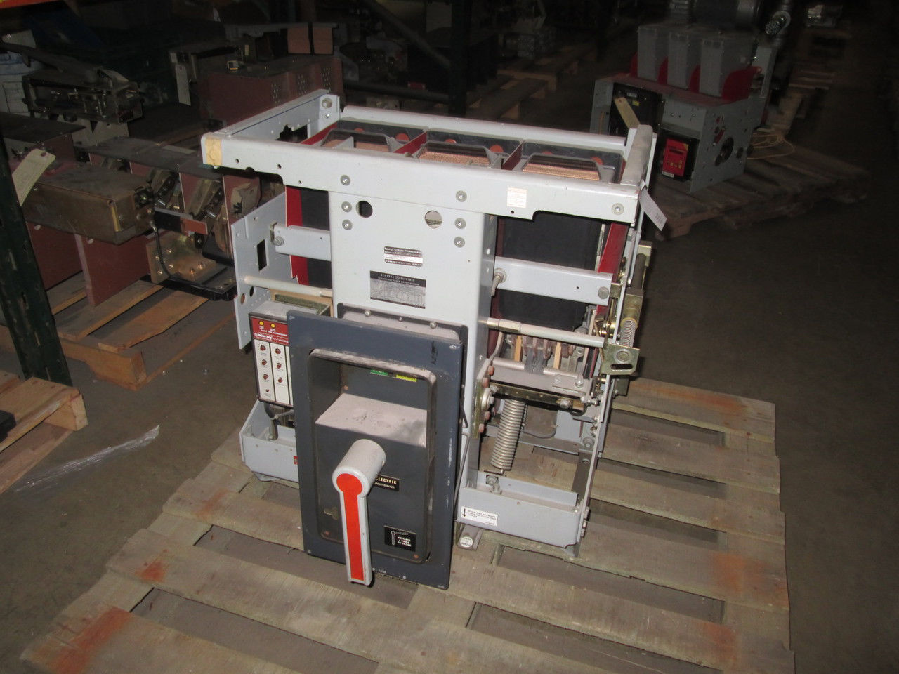 Picture of AKR-6D-75 GE Air Breaker 3200A FRAME 600V MO/DO