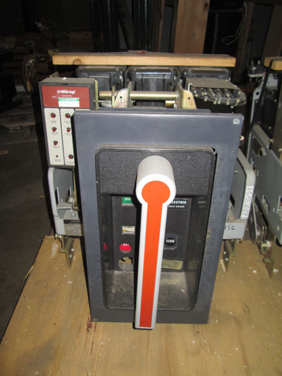 Picture of AKR-6D-50 GE 1600A Frame 1200A Rated 600V MO/DO Air Breaker LSI