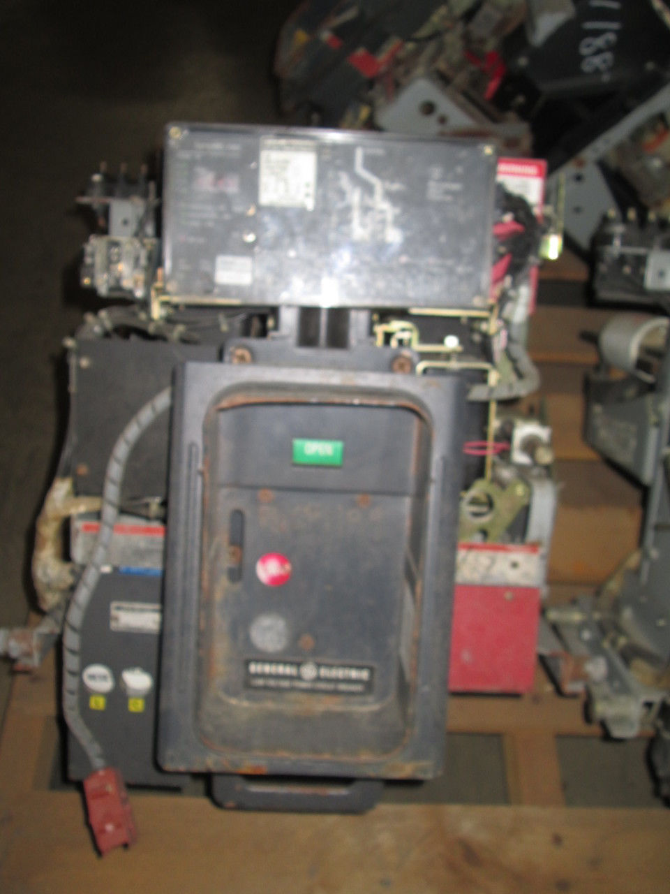 Picture of AKRU-7D-30S GE 800A Frame 600A Rated Fused Air Breaker EO/DO LSIG