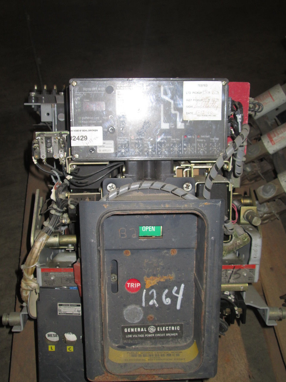 Picture of AKRU-7D-30S GE 800A Frame 600A Rated Fused Air Breaker EO/DO LSIG