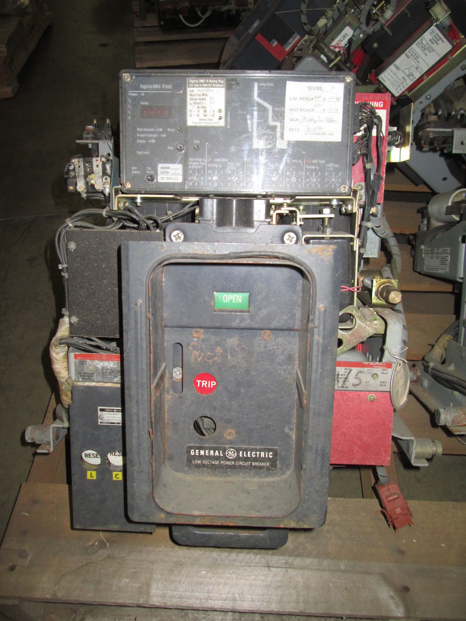 Picture of AKRU-7D-30S GE 800A Frame 600A Rated Fused Air Breaker EO/DO LSIG