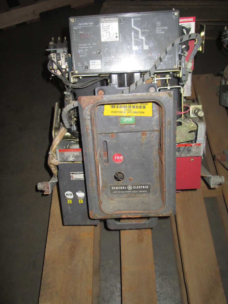 Picture of AKRU-7D-30S GE 800A Frame 600A Rated Fused Air Breaker EO/DO LSIG