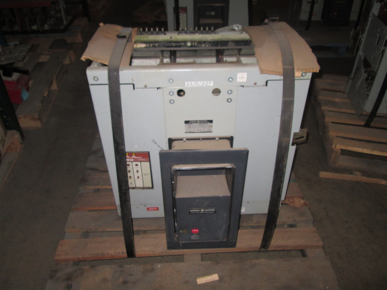 Picture of AKR-6D-75 GE 3200A Frame 3200A Rated 600V EO/DO Air Breaker LS