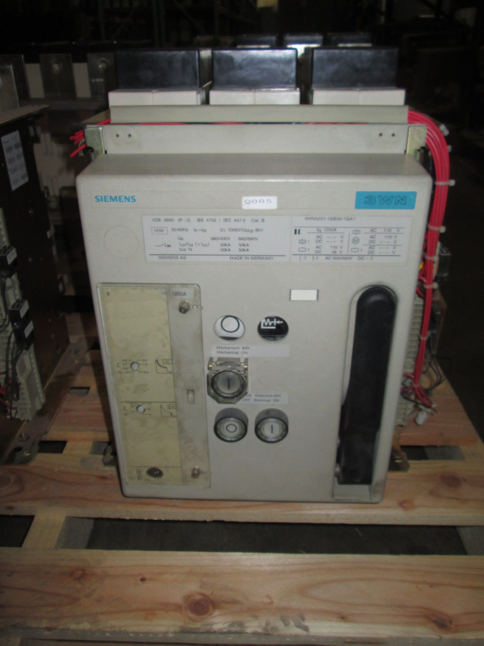 Picture of Siemens 3WN Power Circuit Breaker 1250 Amp 690 VAC E/O STA