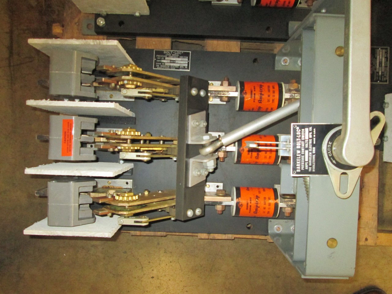 Picture of Barkelew Electric Bolt-Loc Pressure Contact Switch XD-8433-6 | 800 Amp 600 Volt | Black Back Plate