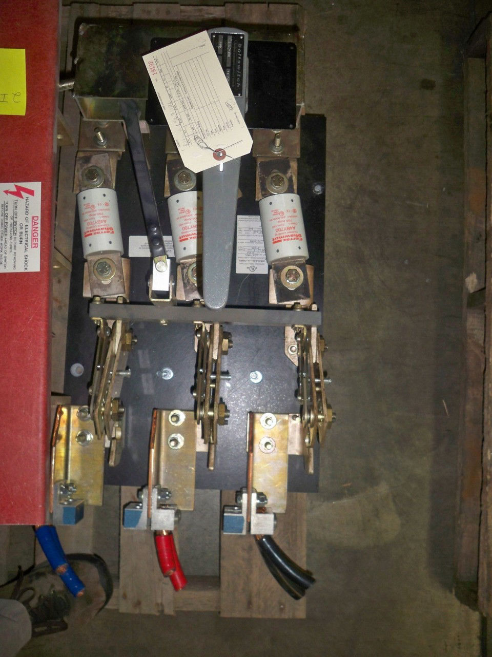 Picture of Boltswitch Pressure Contact Switch L327WOL | 800 Amp 240 Volt | Black Back Plate