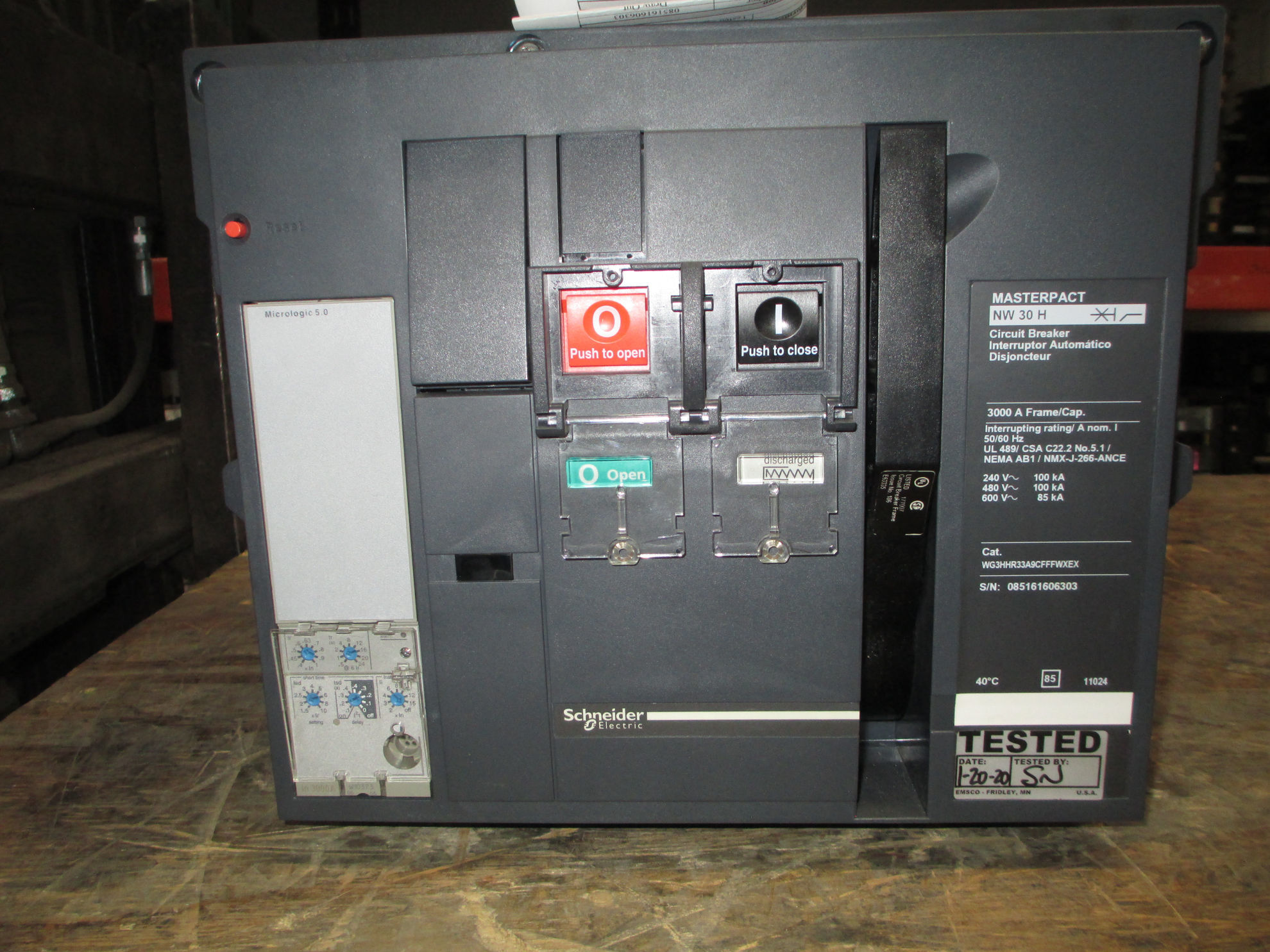 Picture of NW30H Schneider Electric MasterPact Breaker 3000 Amp 600 VAC LSI M/O D/O