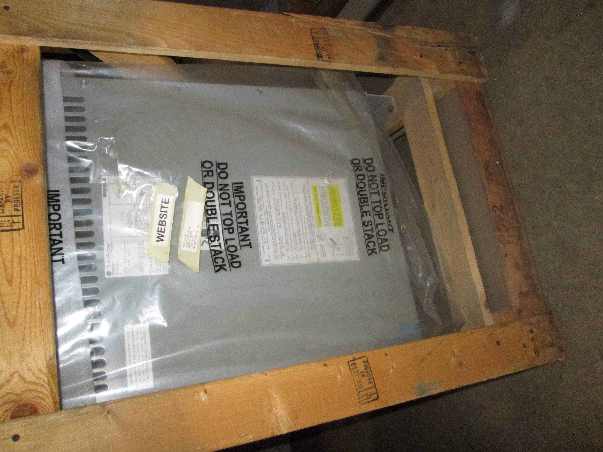 Picture of General Electric Low Voltage Dry Type Transformer | 27 KVA 460-460Y/266 Volt | 3 Phase NEMA 1 New Surplus