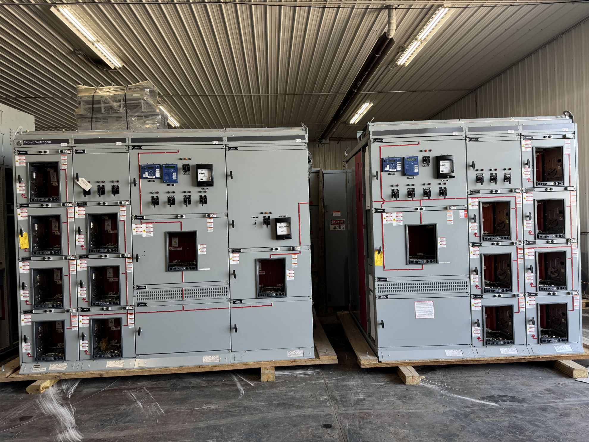 Picture of General Electric AKD-20 Main-Tie-Main Switchboard 4000 Amp 480 Volt AC 3 Ph 4 W NEMA 1 New Surplus