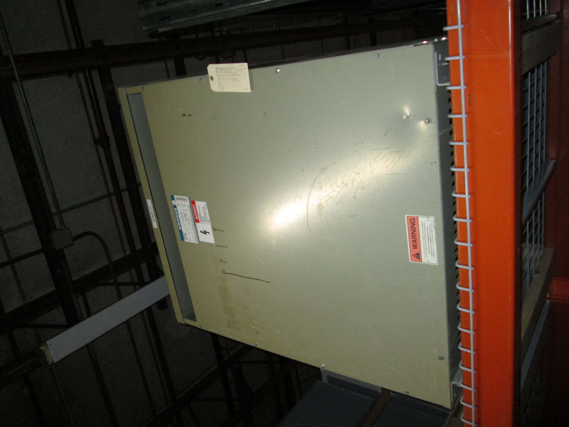 Picture of Siemens Low Voltage Dry Type Transformer | 225 KVA 480-208Y/120 Volt | 3 Phase NEMA 1 R&G