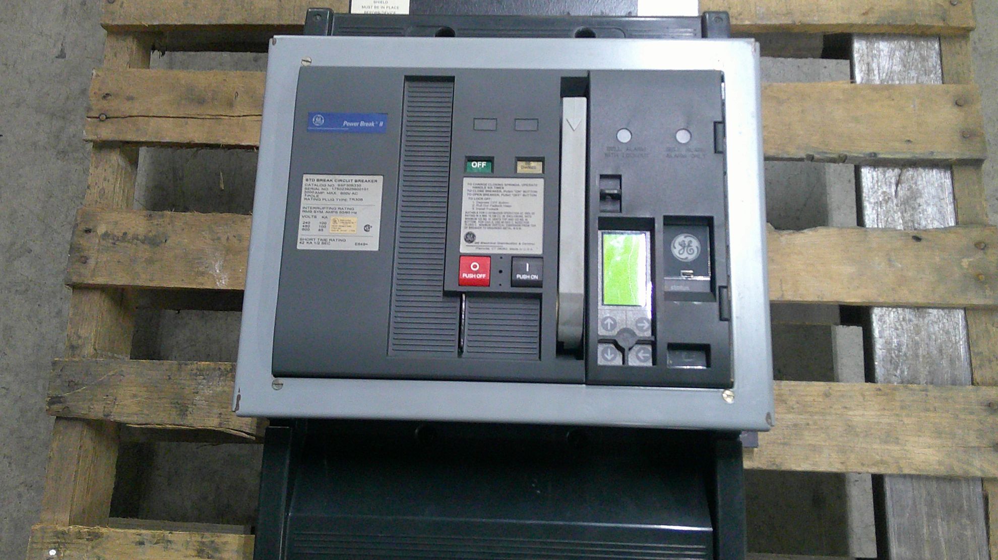 Picture of General Electric PowerBreak II SSF30B330 Circuit Breaker 3000 Amp 600 Volt AC M/O F/M