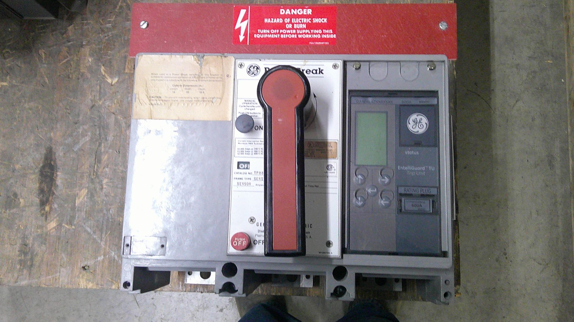 Picture of General Electric PowerBreak TP88SSZ Circuit Breaker 800 Amp 600 Volt AC M/O F/M