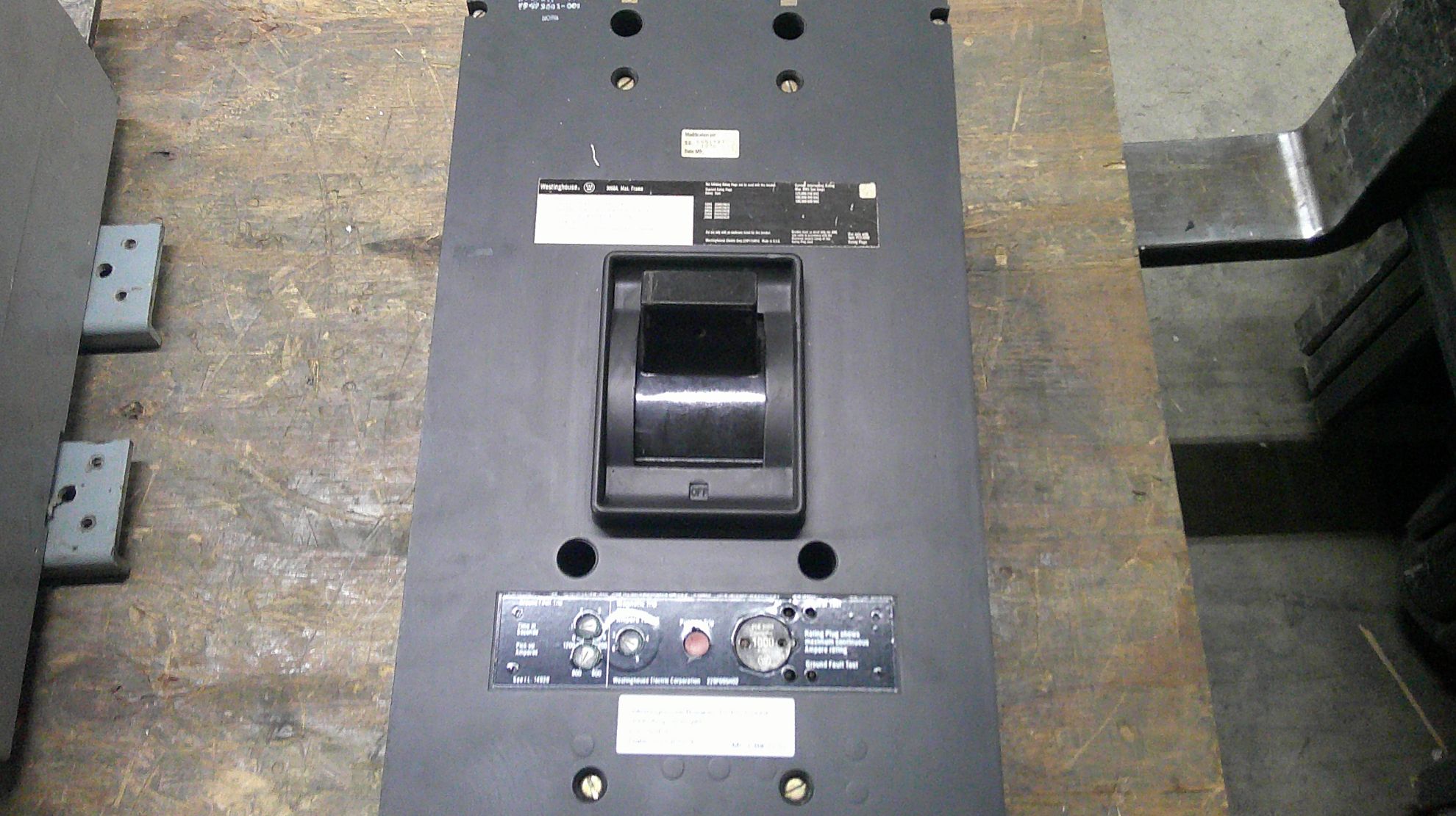 Picture of Westinghouse PCFG32000F Circuit Breaker 2000 Amp 600 Volt AC M/O F/M