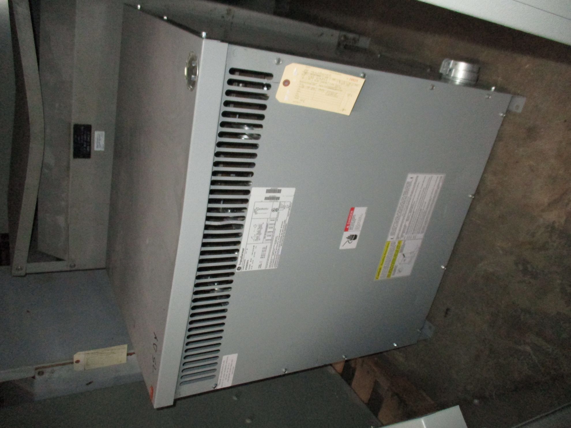Picture of General Electric Low Voltage Dry Type Transformer | 75 KVA 480-208Y/120 Volt | 3 Phase NEMA 1 R&G